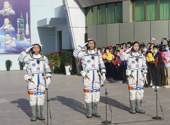 <b>乘舟巡宇探天河——神舟十四号飞天纪实 </b>